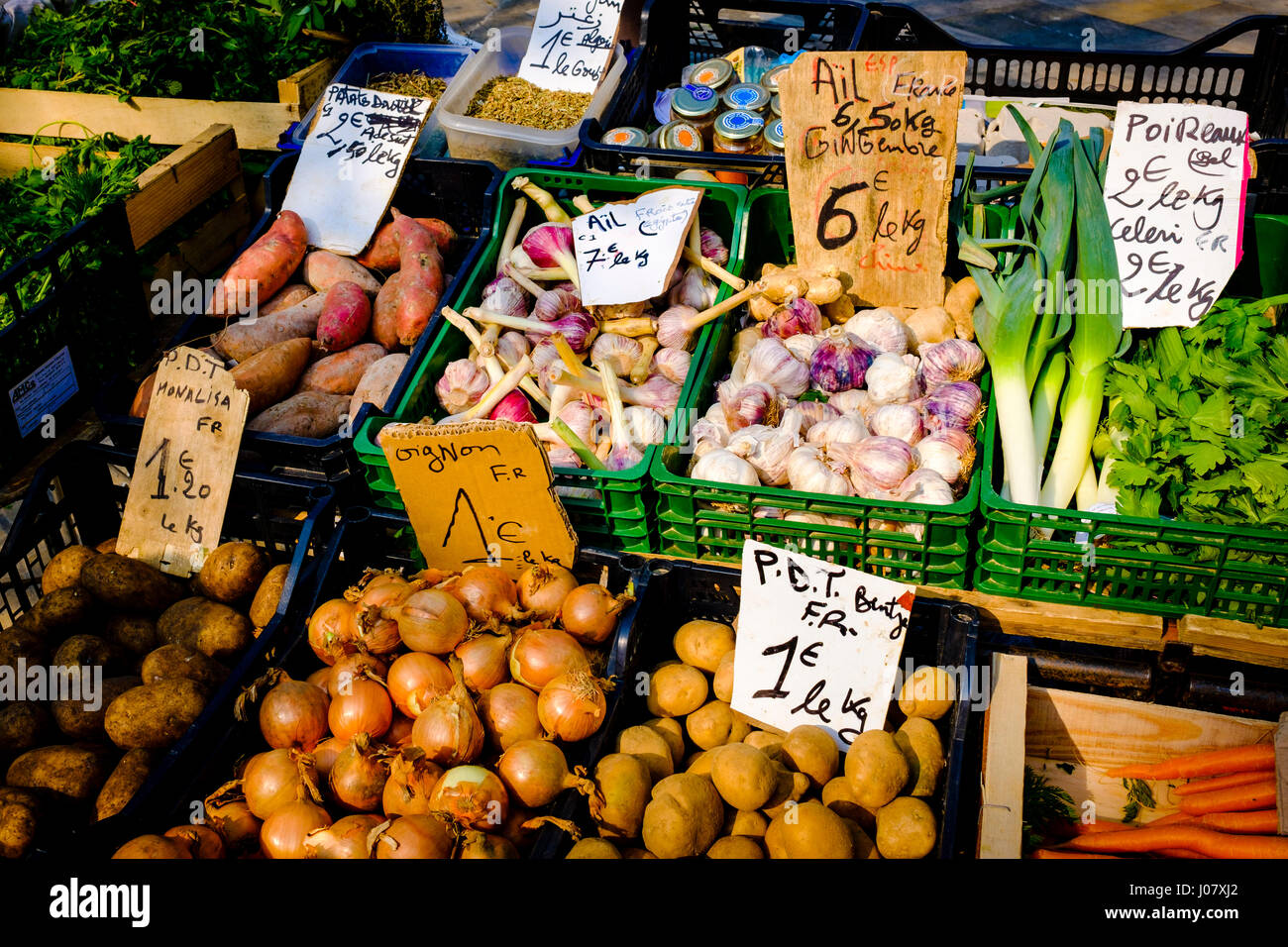 Un étal vendant des légumes sur un marché de producteurs à la Place Carnot  à Carcassonne dans le sud de la France Photo Stock - Alamy