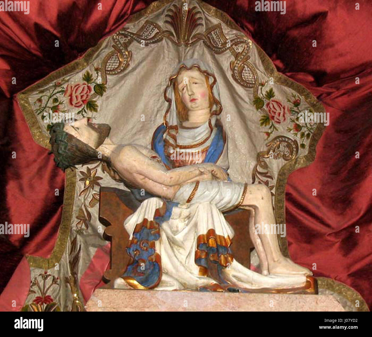 'Pietà' de Fiecht est une reproduction fidèle de la célèbre représentation de Georgenberg de la Vierge Marie tenant le Christ mort. Cette peinture religieuse met en valeur la profondeur émotionnelle et spirituelle de la scène. Banque D'Images