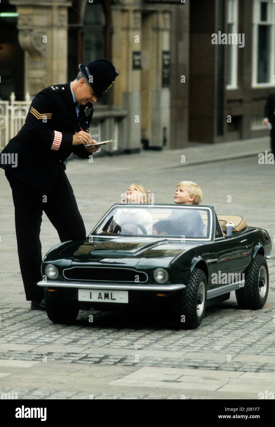 Londres 1988... Le sergent de police Derek Coster avec enfants Sarah et Charles Brookes dans toy sport qui a été mis aux enchères. Banque D'Images