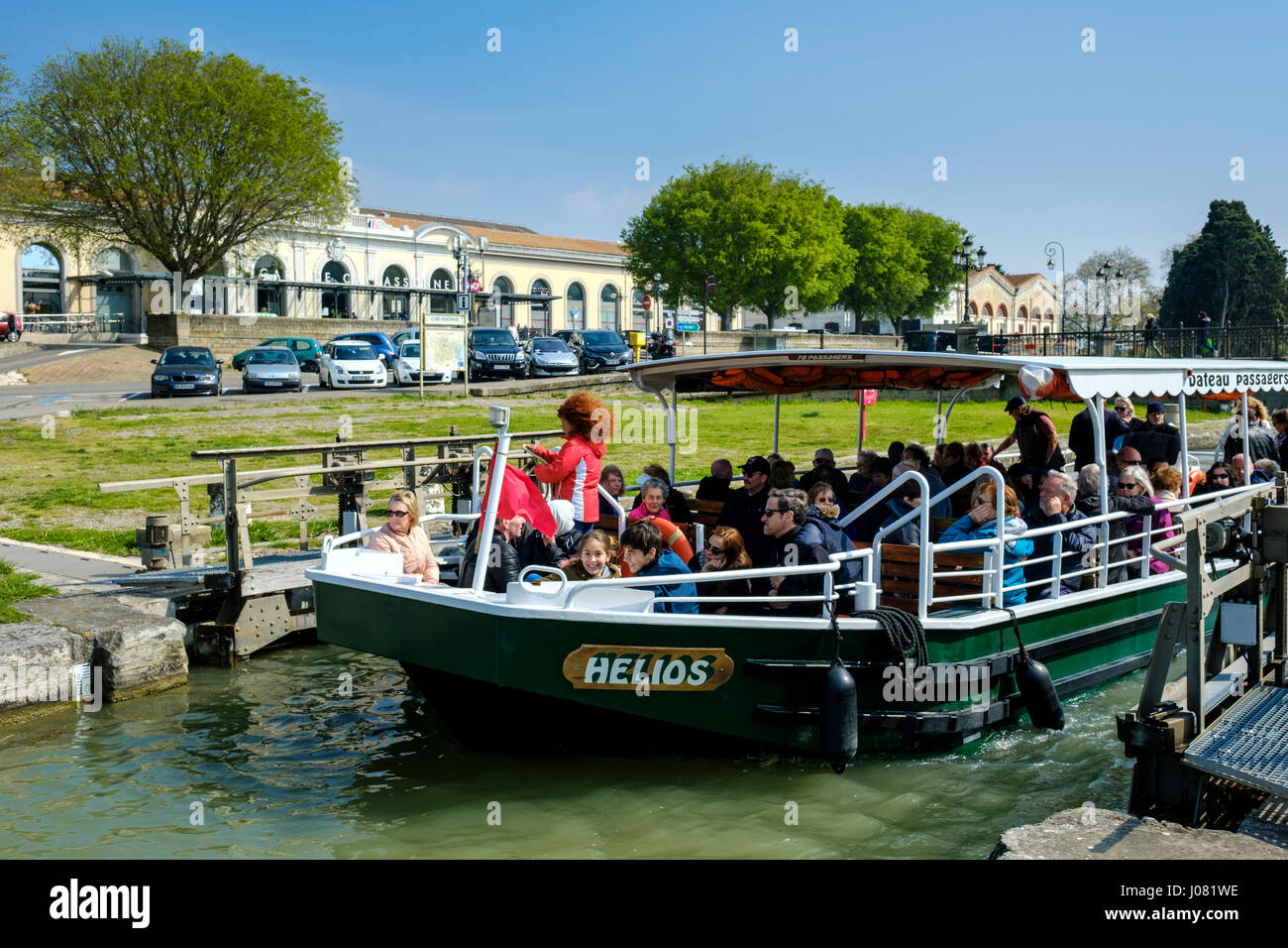 Un bateau plein de touristes sur le Canal du Midi à Carcassonne, France Banque D'Images