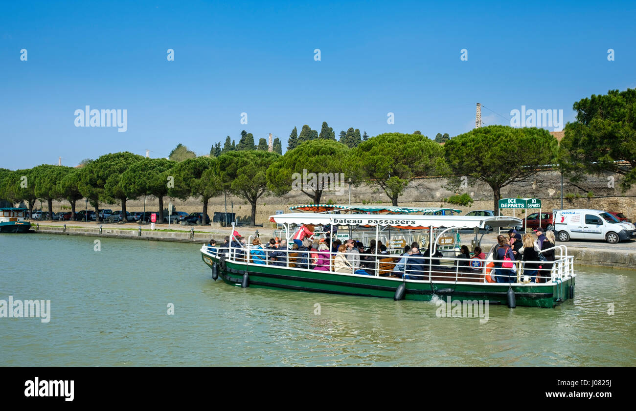 Un bateau plein de touristes sur le Canal du Midi à Carcassonne, France Banque D'Images