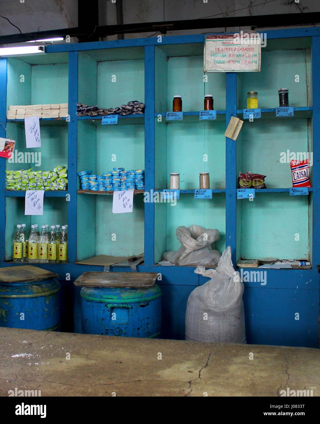 La faiblesse des stocks de nourriture sur des étagères dans un magasin de La Havane Banque D'Images