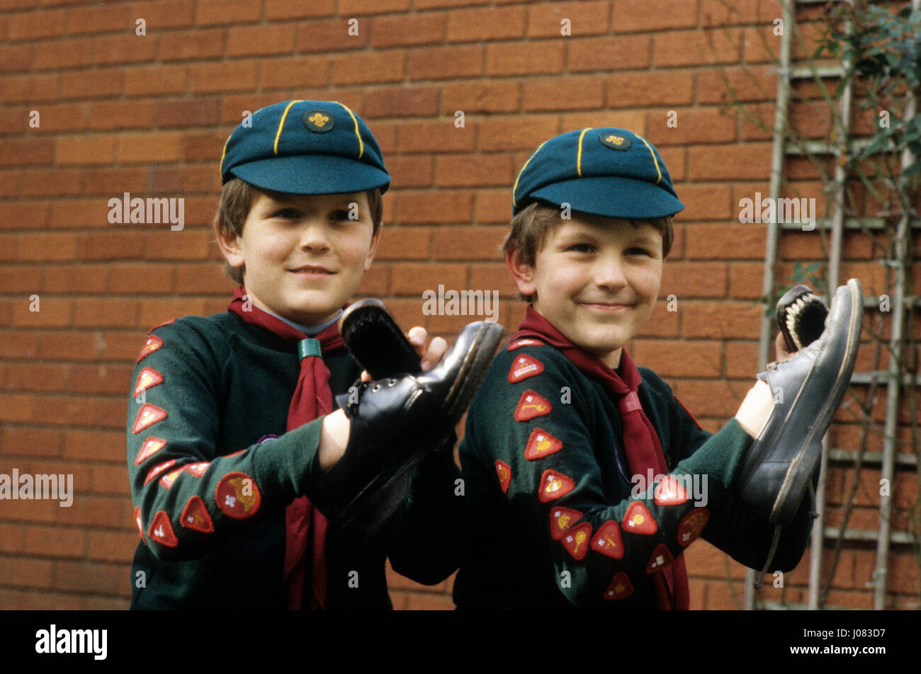 Deux louveteaux Luke et Ben riche avec différentes couleurs de chaussures afin qu'ils puissent être identifiés 1987 Banque D'Images