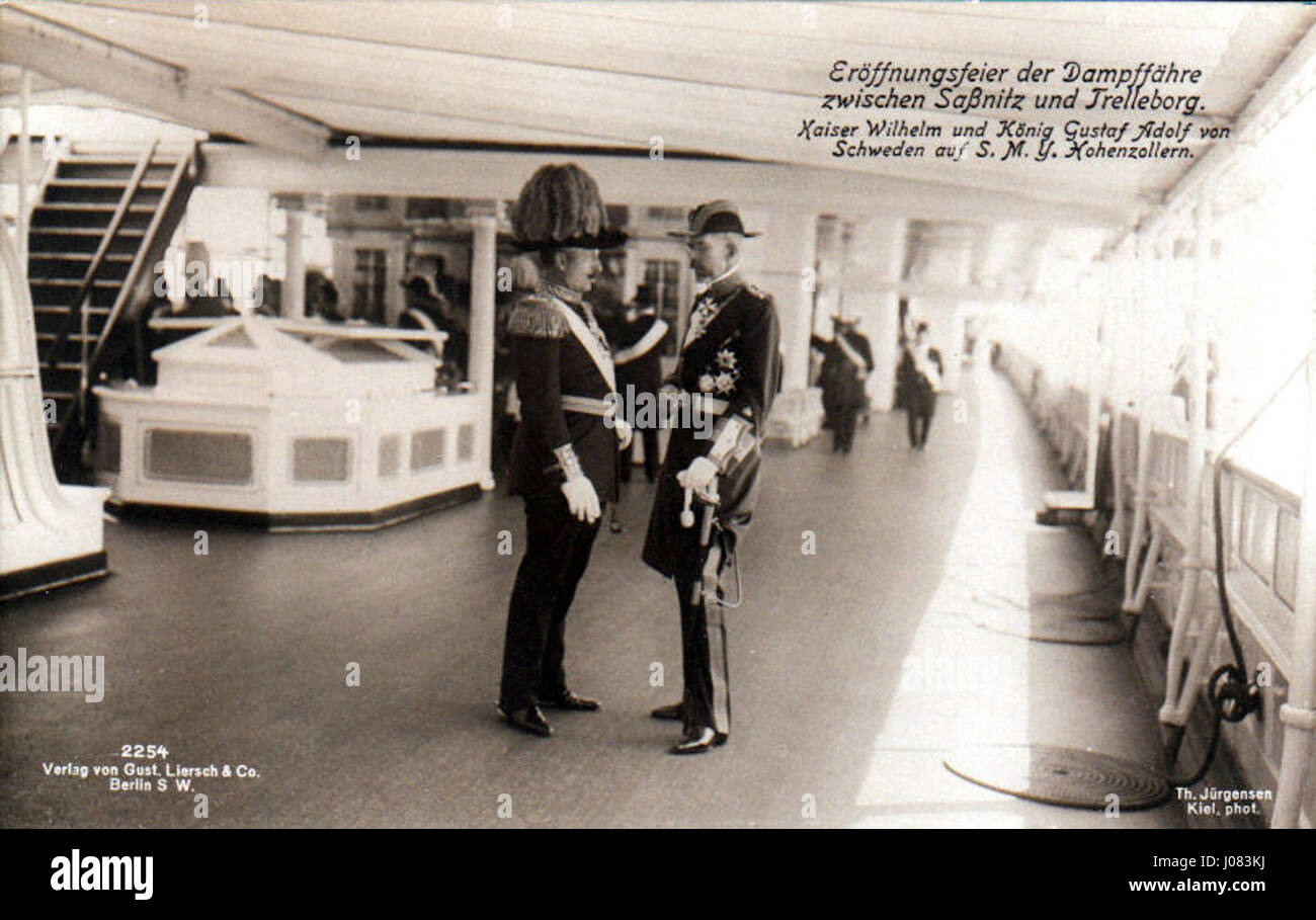 Cette photographie historique représente le Kaiser Guillaume II d'Allemagne saluant le roi Gustaf Adolf V de Suède. L'événement symbolise les relations diplomatiques et les liens royaux entre l'Allemagne et la Suède au début du XXe siècle. Banque D'Images