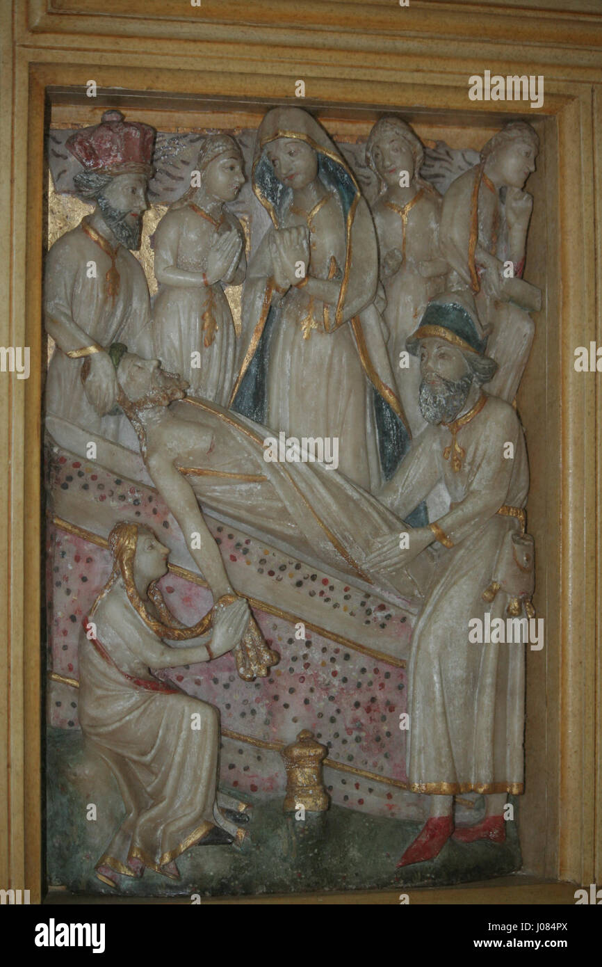 Cette image de l'intérieur de l'abbaye du Mont-Saint-Michel capture l'architecture gothique et les superbes vitraux. La photo souligne la signification historique et religieuse de ce monument en Normandie, France. Banque D'Images