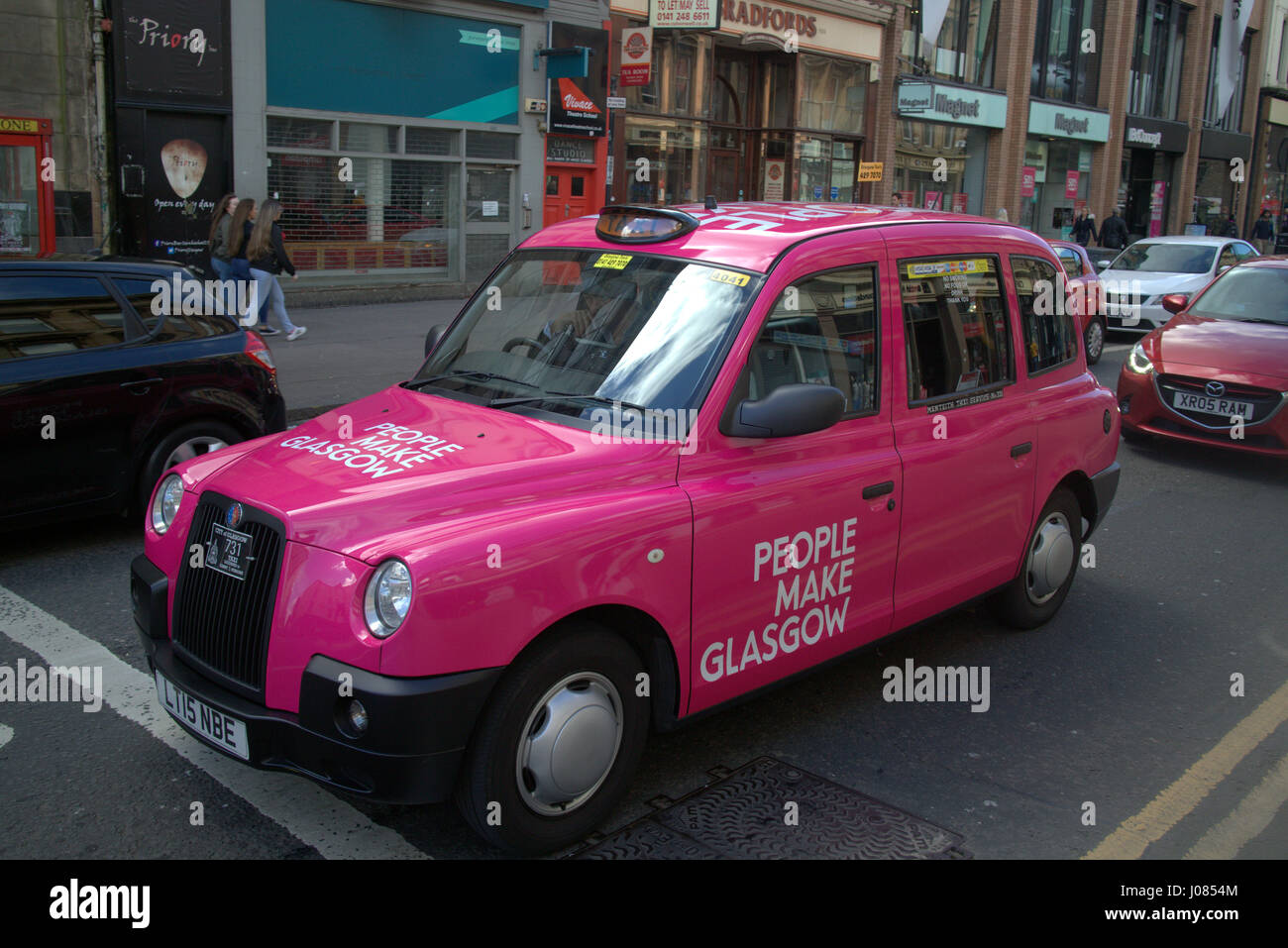 Les gens font Glasgow taxi rose sur la rue en Ecosse Banque D'Images