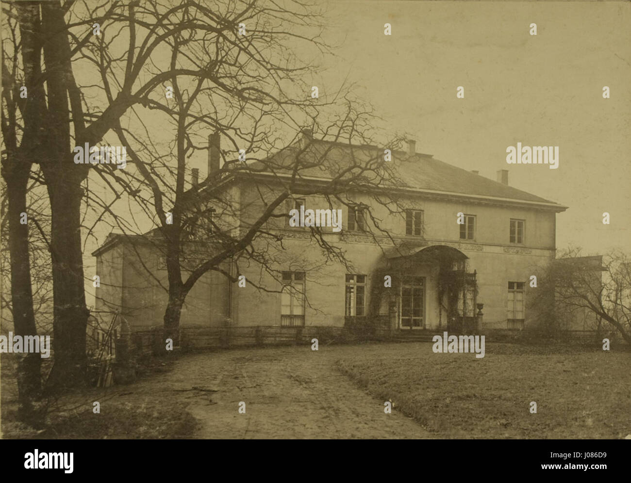 La Villa Merck-Rücker, construite en 1908, est un exemple de l'architecture du début du XXe siècle, connue pour son mélange de styles traditionnels et d'éléments modernes, reflétant les transitions esthétiques de l'époque. Banque D'Images