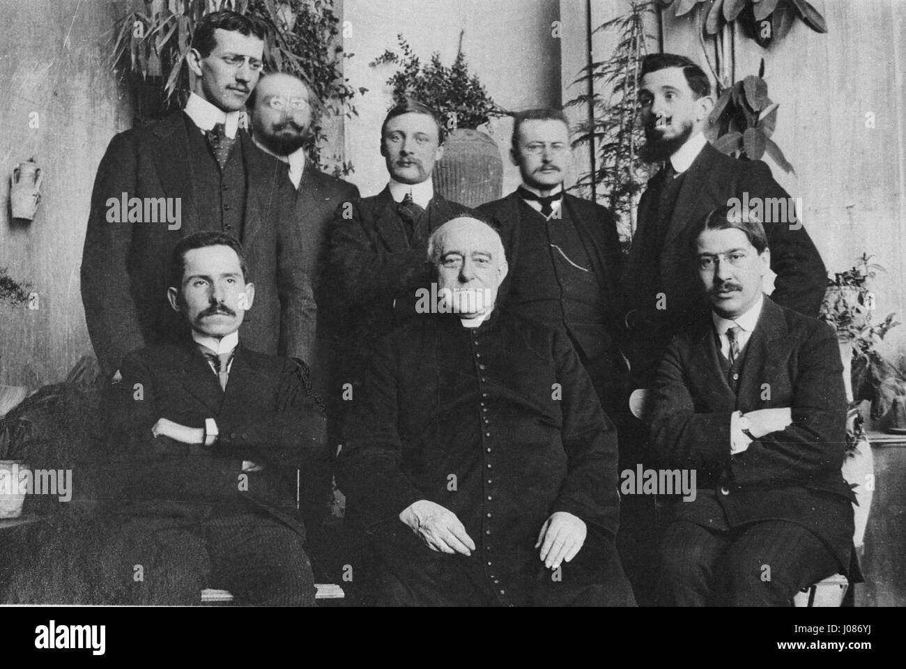 Cette image montre Louis Duchesne avec ses disciples à Rome entre 1911 et 1912, marquant une période importante de son travail scientifique dans l'histoire de l'église et les premières études chrétiennes pendant son séjour à Rome. Banque D'Images