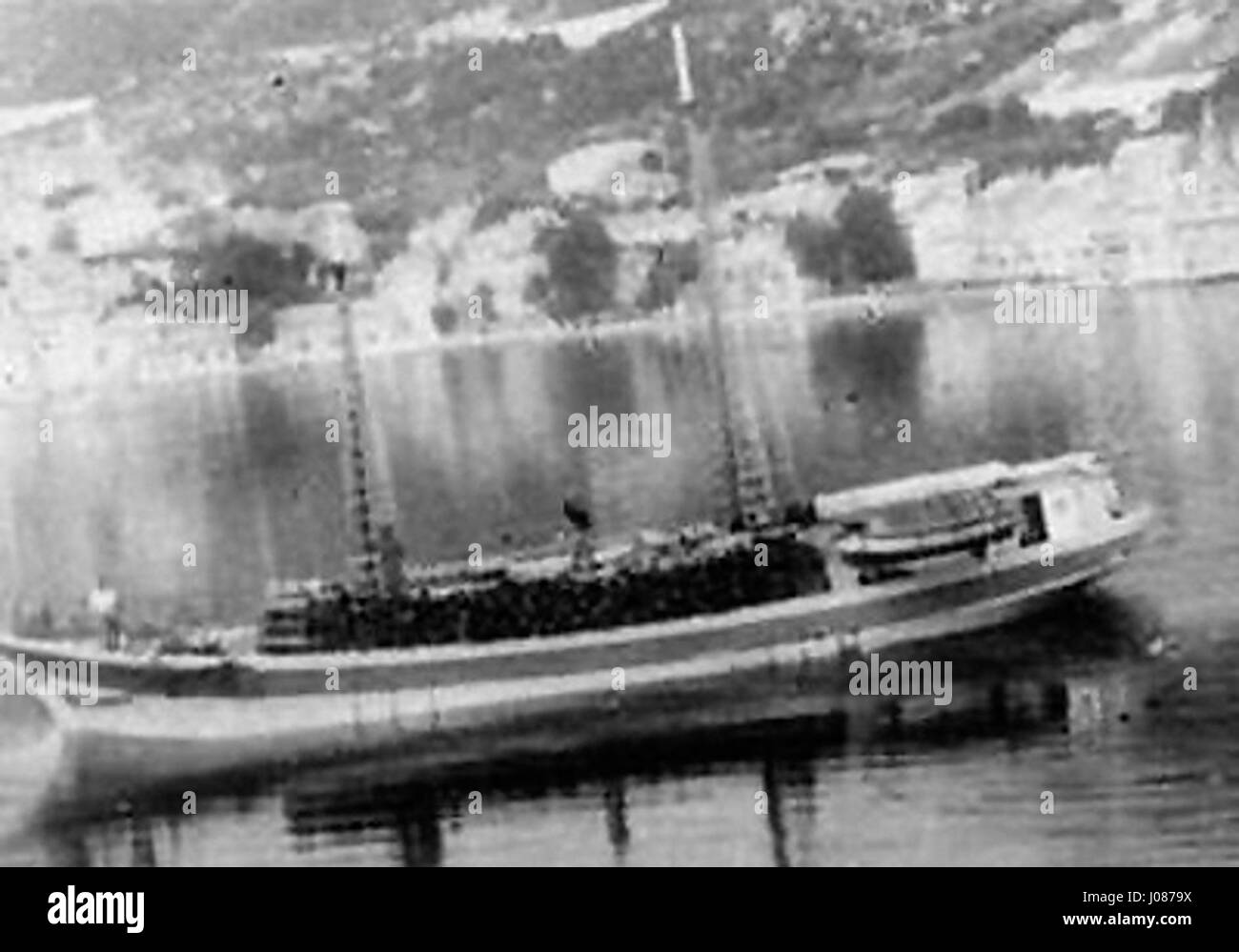 Cette peinture intitulée 'مدينة الاسكندرية' (ville d'Alexandrie) représente l'ancienne ville côtière, mettant en valeur ses monuments et son importance historique en tant que centre culturel de la Méditerranée. Banque D'Images