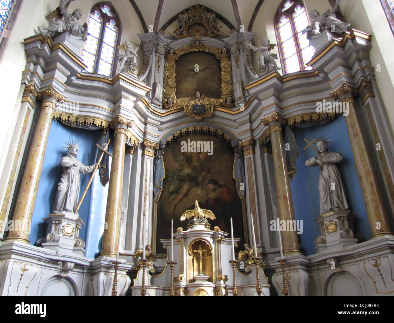 Le 'Couvent Récollets 04' de Saverne est une représentation du Couvent Récollets de Saverne, en France. La peinture montre l'architecture historique du couvent, soulignant son importance spirituelle et culturelle dans la région. Banque D'Images
