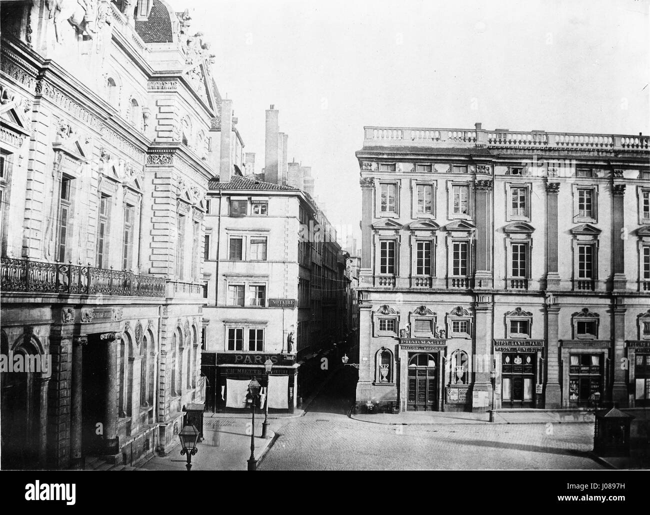 Cette œuvre illustre les grands projets d'urbanisme du second Empire, montrant les rues avant les grands agrandissements, dont la rue de l'Impératrice et la rue Laffont. Banque D'Images