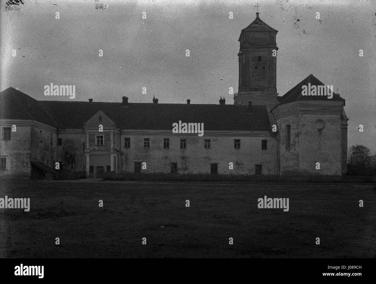 Ce portrait de Dmitri Ivanovitch Mendeleïev, le chimiste russe connu pour avoir créé le tableau périodique, honore sa contribution à la science. Son travail est fondamental dans la chimie moderne et a façonné la façon dont les éléments sont organisés. Banque D'Images