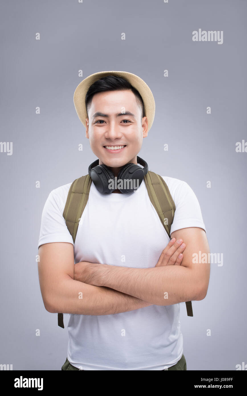 Concept de voyage. Studio portrait of handsome young man in hat avec sac à dos. Banque D'Images