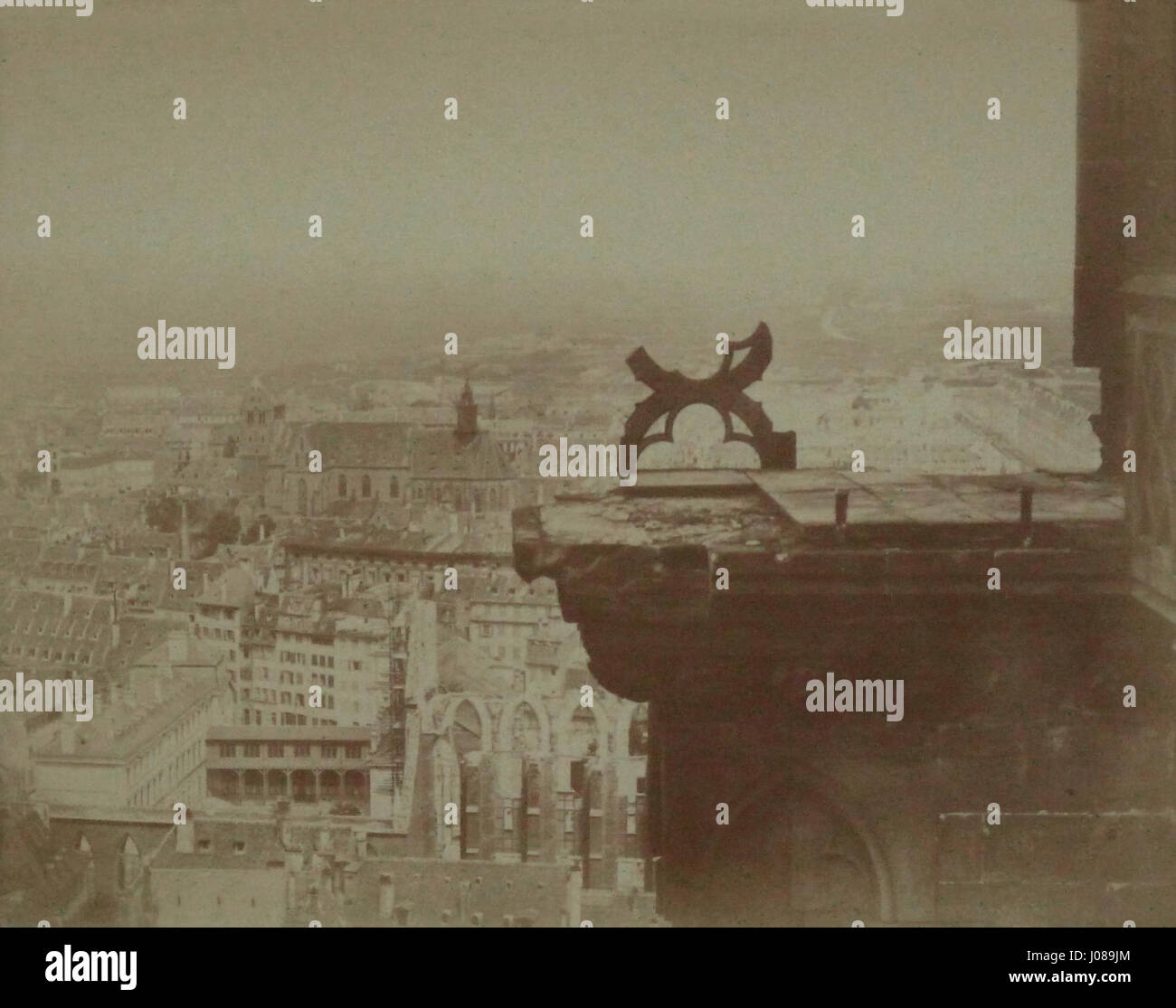 « Dégâts Cathédrale » de Charles-David Winter met en valeur les dommages causés à une cathédrale, probablement en raison de la guerre ou d’une catastrophe naturelle. L’utilisation par l’artiste d’un éclairage dramatique souligne la ruine et la destruction de l’édifice sacré. Banque D'Images