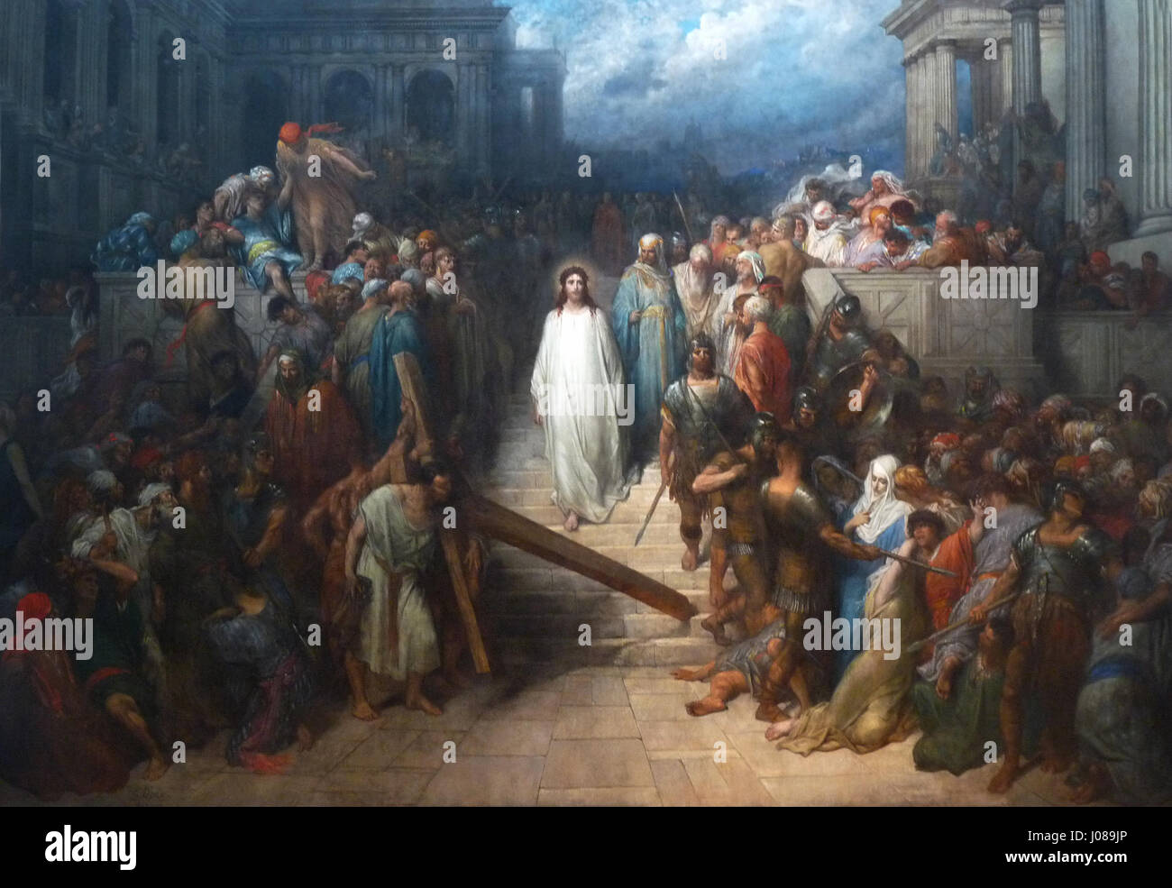 « Le Christ quittant le prétoire » de Gustave Doré décrit le moment de la condamnation du Christ, en soulignant l’intensité émotionnelle de la scène. La maîtrise de la lumière et de l’ombre par Doré ajoute du drame au récit biblique. Banque D'Images