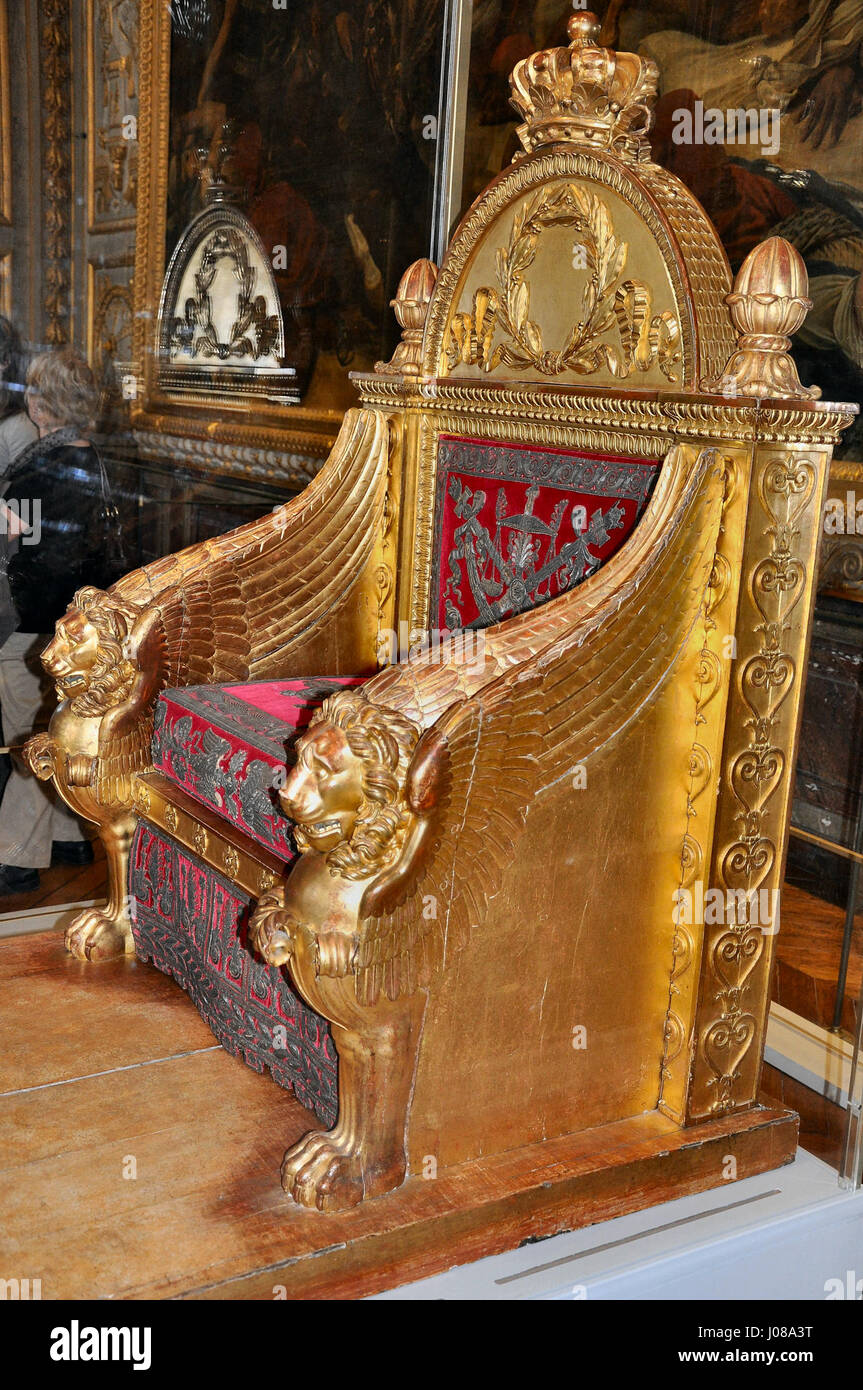 Le 'Trône de Napoléon 1er' (trône de Napoléon) exposé à l'exposition de Versailles retrace le siège historique du pouvoir utilisé par Napoléon pendant son règne. Le trône, originaire du corps législatif, symbolise l'autorité et la grandeur de la France napoléonienne. Banque D'Images