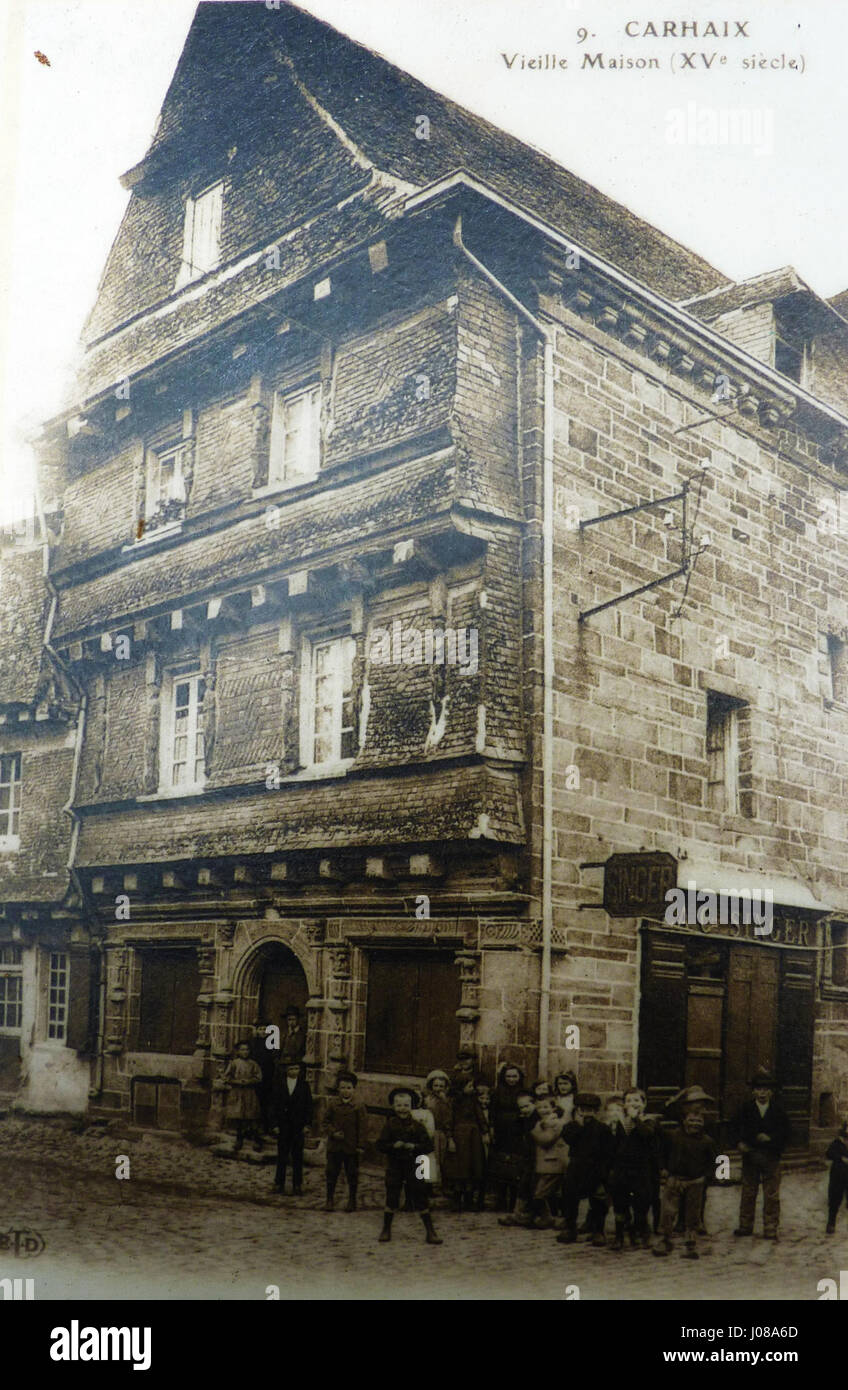 Cette photographie du début du XXe siècle capture 'Maison du XVIe', une maison du XVIe siècle à Carhaix, en France. L'image offre un aperçu de l'architecture française historique de la Renaissance, mettant en valeur le design et la structure traditionnels du bâtiment. Banque D'Images