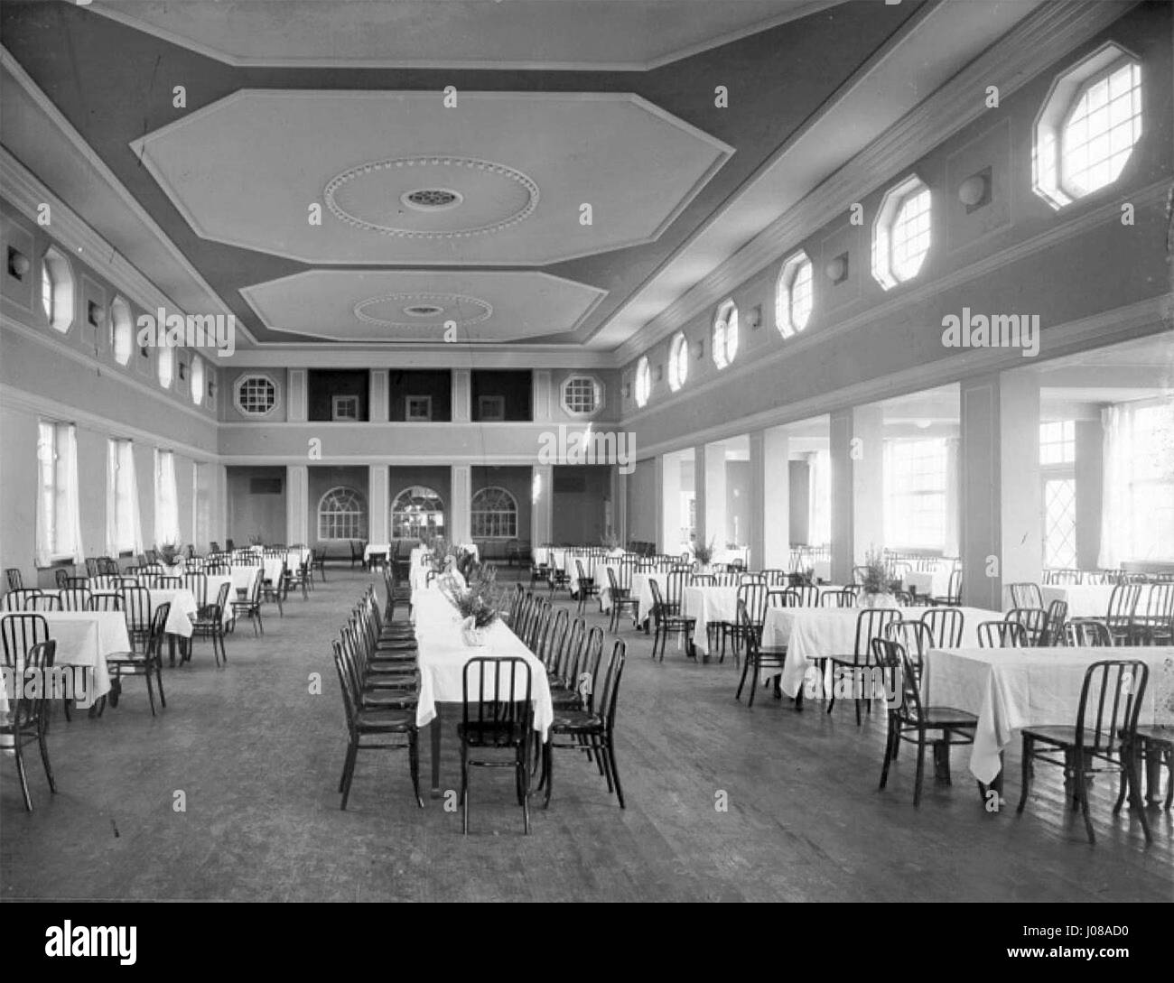L'AHW Flughafengaststätte Mockau Saal est un lieu historique dans le quartier de Mockau à Leipzig, en Allemagne, servant de restaurant et de hall d'aéroport traditionnel, connu pour son architecture et son importance locale. Banque D'Images