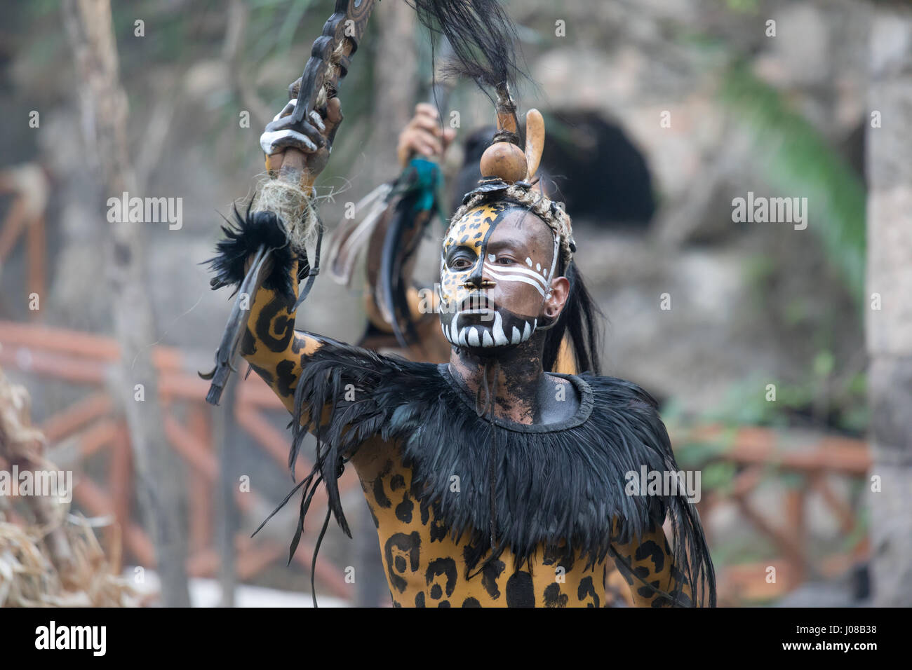 Cancun, Mexique - Mars 16, 2017 : beau jeune homme habillé en costume traditionnels mayas. Banque D'Images
