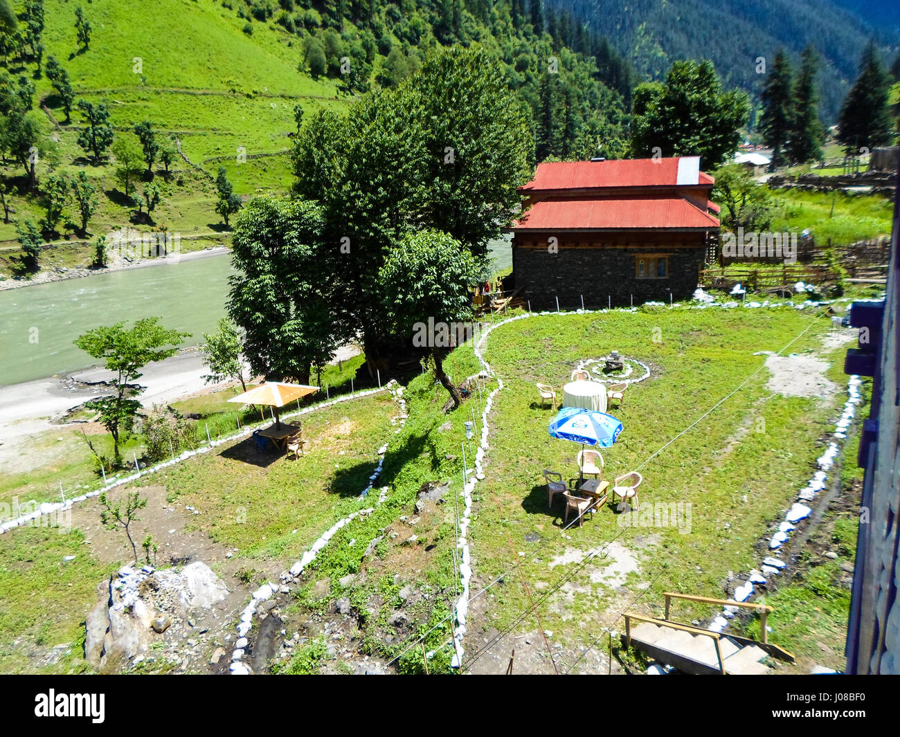 Huttes dans le kel d'Arang, vallée de Neelum dans le Cachemire d'Azad Banque D'Images