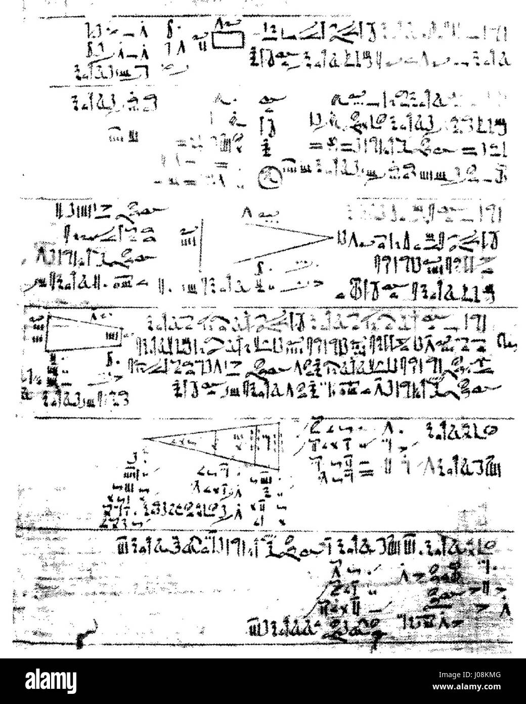 Le A'h-mosé égyptien ou papyrus du Rhind est un ancien manuscrit égyptien, qui remonterait à la 2e période intermédiaire. Ce papyrus contient des connaissances mathématiques et astronomiques précieuses, y compris des scripts et des illustrations hiératiques détaillés. Il s'agit de l'un des plus anciens documents qui détaillent les premiers calculs et formules égyptiens. Banque D'Images