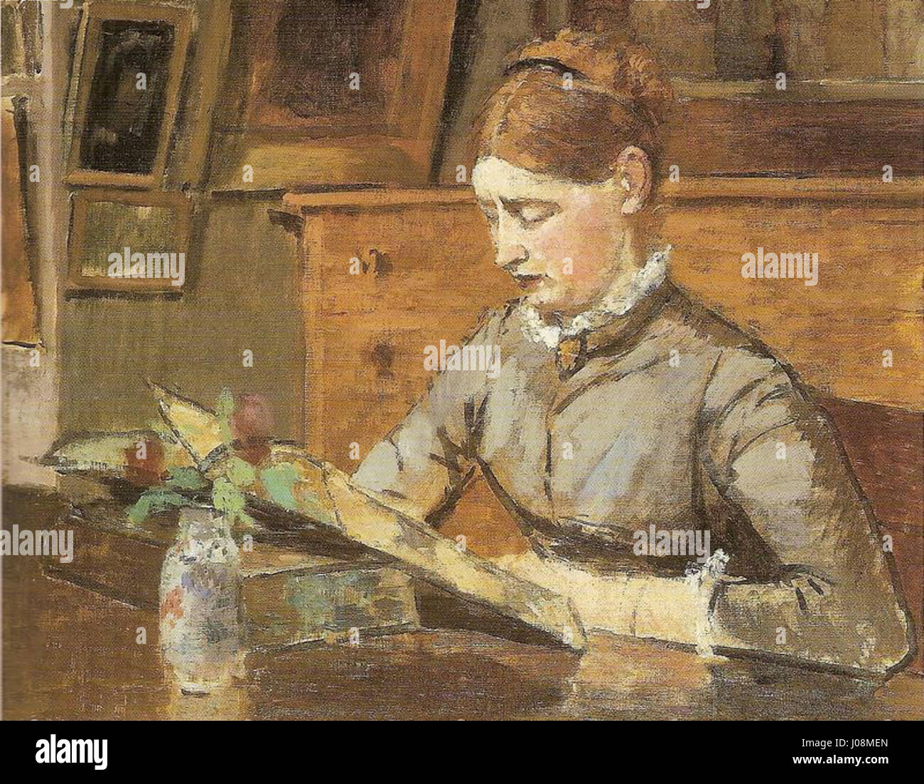 Hélène lisant rue de Lisbonne d'Henri Rouart dépeint une femme nommée Hélène englouti dans un livre sur la rue de Lisbonne. L’accent mis par Rouart sur la lumière et le détail crée un sentiment d’intimité et de contemplation tranquille. Banque D'Images