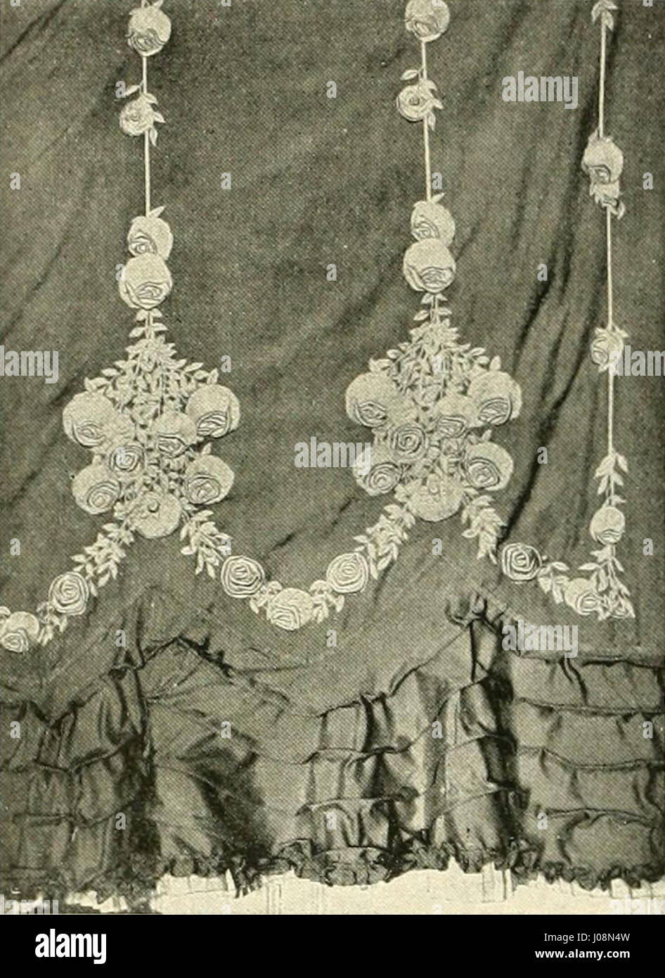 La peinture de Heinrich Vogeler, « Vorhänge im salon » (rideaux dans le salon) de 1901, dépeint une scène intérieure, mettant en valeur l’accent de l’artiste sur la vie domestique et la beauté des décors quotidiens au début du XXe siècle. Banque D'Images La peinture de Heinrich Vogeler, « Vorhänge im salon » (rideaux dans le salon) de 1901, dépeint une scène intérieure, mettant en valeur l’accent de l’artiste sur la vie domestique et la beauté des décors quotidiens au début du XXe siècle. Banque D'Images