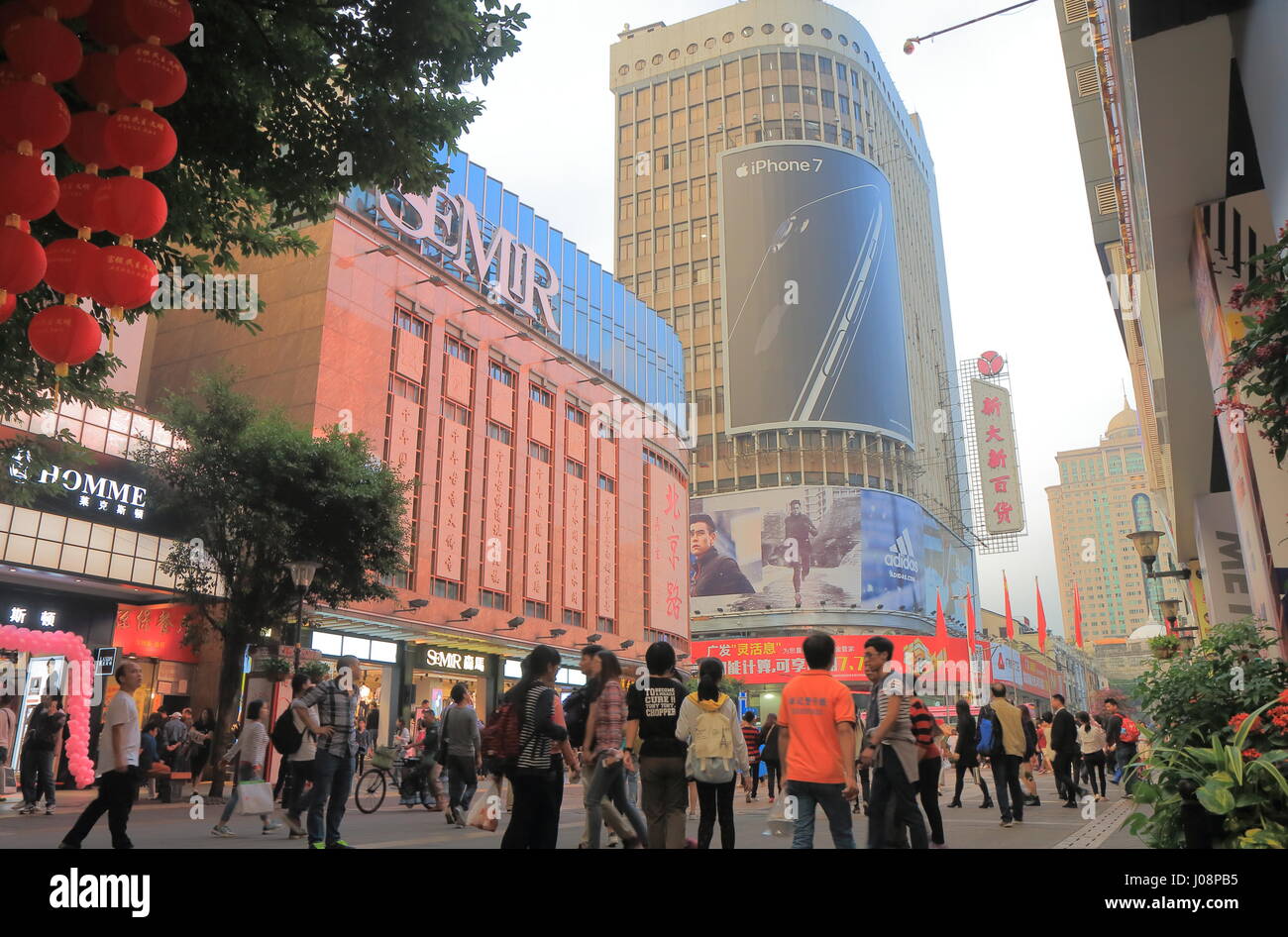 Personnes visitent Beijing Lu road shopping district à Guangzhou en Chine. Banque D'Images