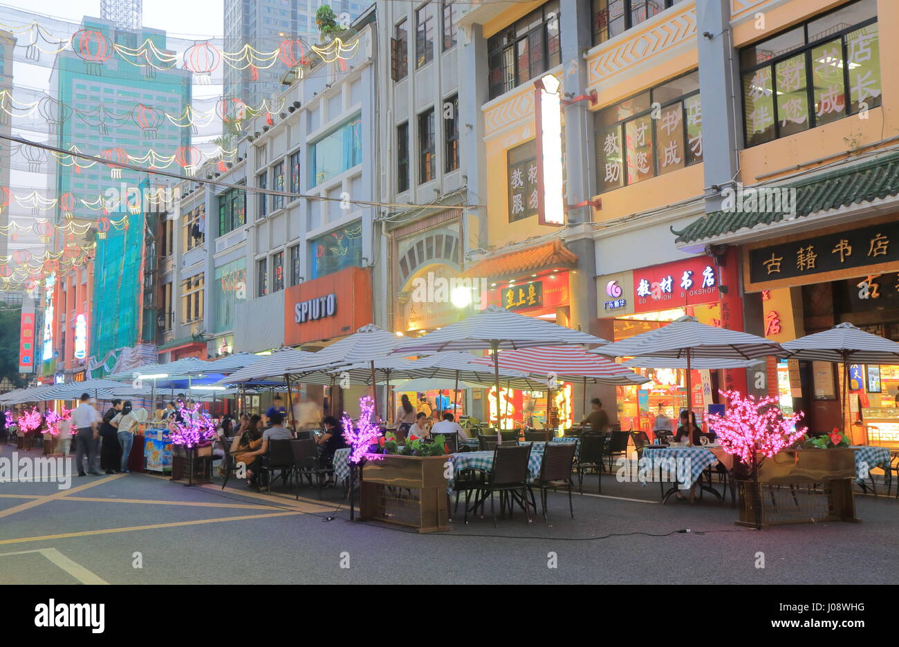Personnes visitent Beijing Lu road shopping district à Guangzhou en Chine. Banque D'Images