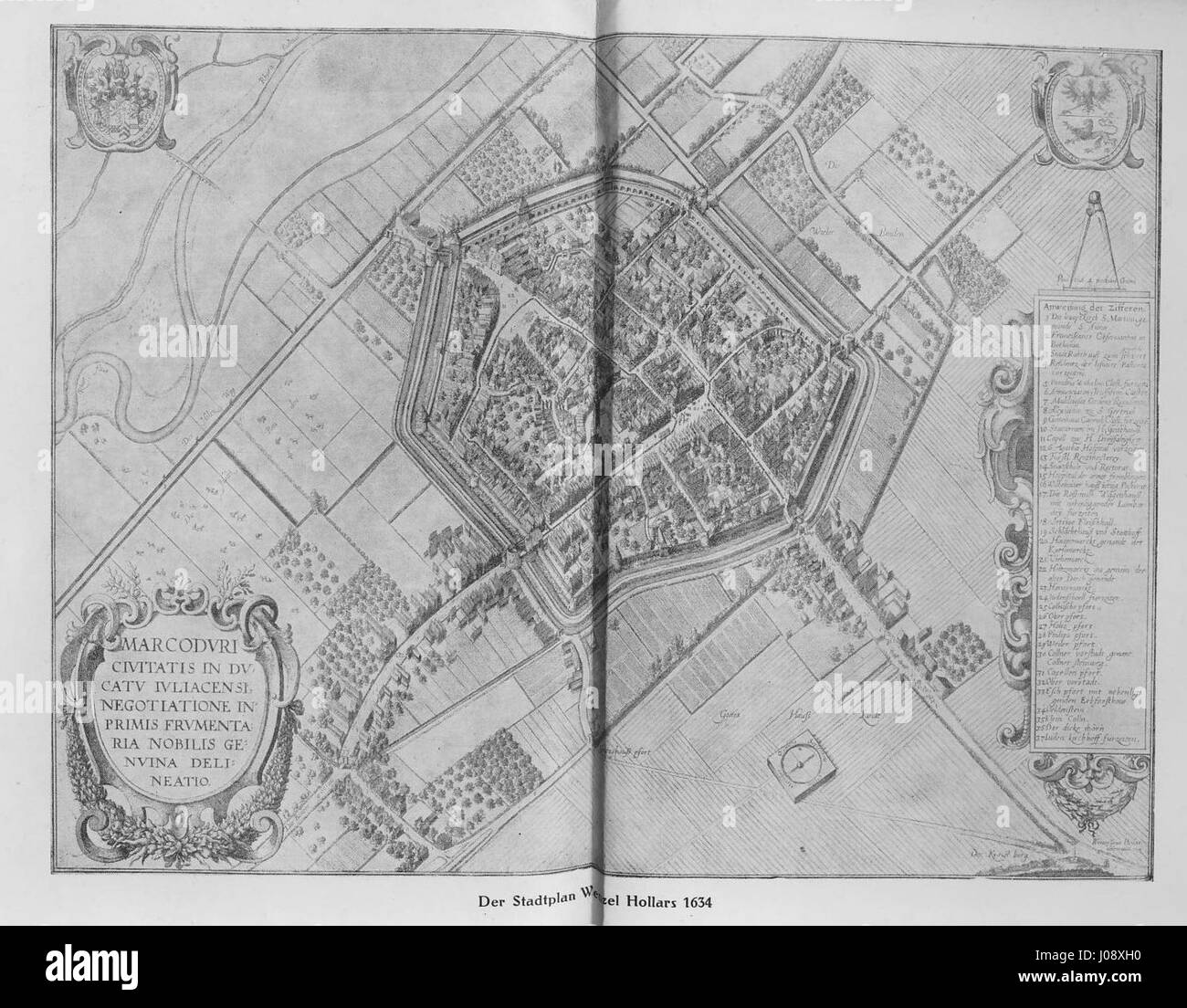Les « Stadtpläne » sont des cartes historiques des villes qui illustrent les aménagements et les développements urbains au fil du temps. Ces cartes servent de documents importants pour la planification urbaine et fournissent un aperçu de la croissance architecturale et sociale des zones urbaines. Banque D'Images