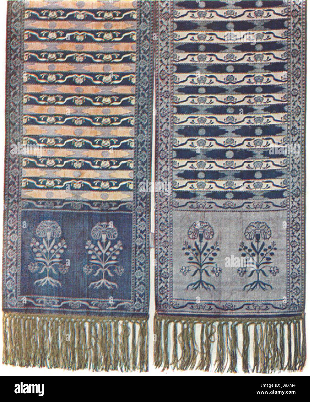 La sash « Sluck Manufacture Kontusz » est un accessoire de vêtement polonais traditionnel. Originaire du XVIIe siècle, la ceinture faisait partie du costume de la noblesse polonaise d’élite, souvent brodée de motifs complexes. Banque D'Images La sash « Sluck Manufacture Kontusz » est un accessoire de vêtement polonais traditionnel. Originaire du XVIIe siècle, la ceinture faisait partie du costume de la noblesse polonaise d’élite, souvent brodée de motifs complexes. Banque D'Images
