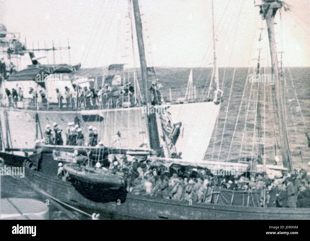 'д. Долгополов Триптих. Ночь' (D. Dolgopolov, Triptyque. Night, 1946) est un triptyque russe explorant les thèmes de la nuit et de l'expression émotionnelle. L’œuvre présente trois panneaux qui dépeignent les qualités mystiques et sombres de la nuit, caractéristiques de l’art russe d’après-guerre, évoquant une ambiance de réflexion et d’obscurité. Banque D'Images