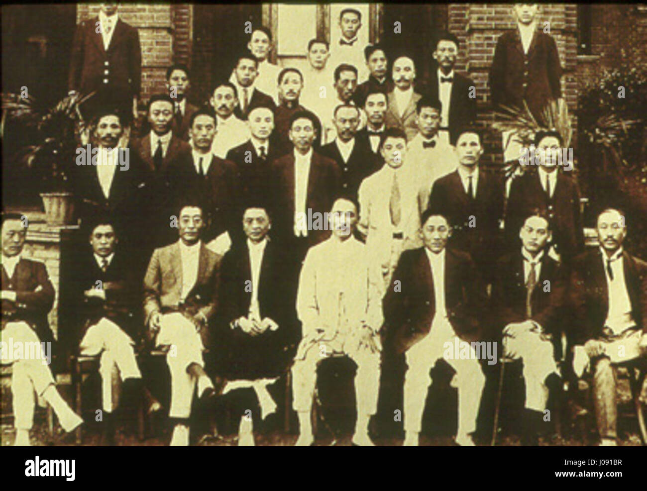 Cette œuvre, datant de 1919, offre un aperçu de la dynamique historique et culturelle de la période post-guerre. La pièce reflète les réponses artistiques aux changements sociopolitiques de l’époque, capturant l’ambiance d’incertitude et de transition dans la société européenne. Banque D'Images Cette œuvre, datant de 1919, offre un aperçu de la dynamique historique et culturelle de la période post-guerre. La pièce reflète les réponses artistiques aux changements sociopolitiques de l’époque, capturant l’ambiance d’incertitude et de transition dans la société européenne. Banque D'Images