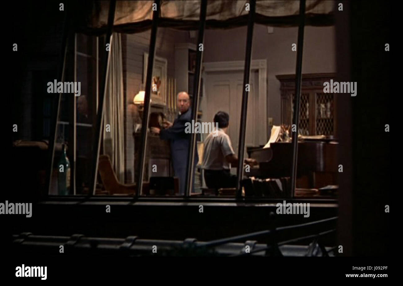 « Fenêtre sur cour » de Caméo offre un aperçu de la vie quotidienne à travers une fenêtre, évoquant l’atmosphère d’un cadre intime et domestique. La peinture se concentre sur la lumière et l'espace, suggérant un récit de contemplation tranquille ou de moments privés. Banque D'Images