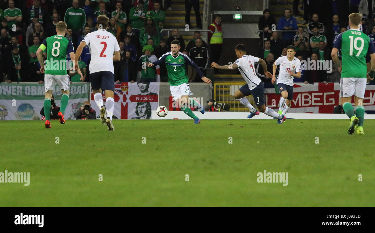 Stade national de football à Windsor Park, Belfast. 26 mars 2017. Qualification de la Coupe du Monde 2018 - Irlande du Nord 2 Norvège 0. L'Irlande du Nord Conor McLaughlin (2) en action. Banque D'Images