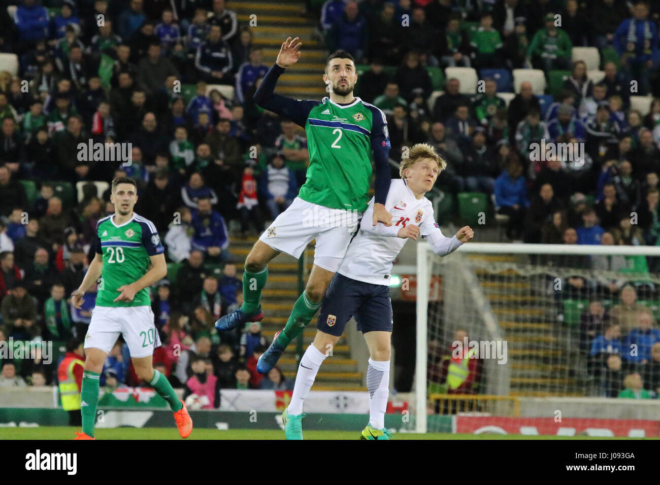 Stade national de football à Windsor Park, Belfast. 26 mars 2017. Qualification de la Coupe du Monde 2018 - Irlande du Nord 2 Norvège 0. L'Irlande du Nord Conor McLaughlin (2) outjumps Matts Moller Daehli. Banque D'Images