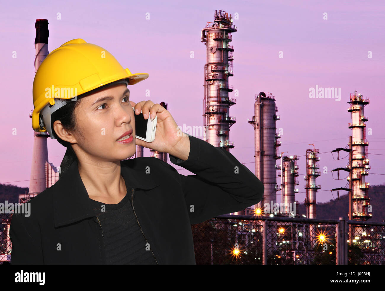 Les femmes d'affaires sont à parler au téléphone et les raffineries de pétrole dans l'arrière-plan concept de négociation et de présentation. Banque D'Images