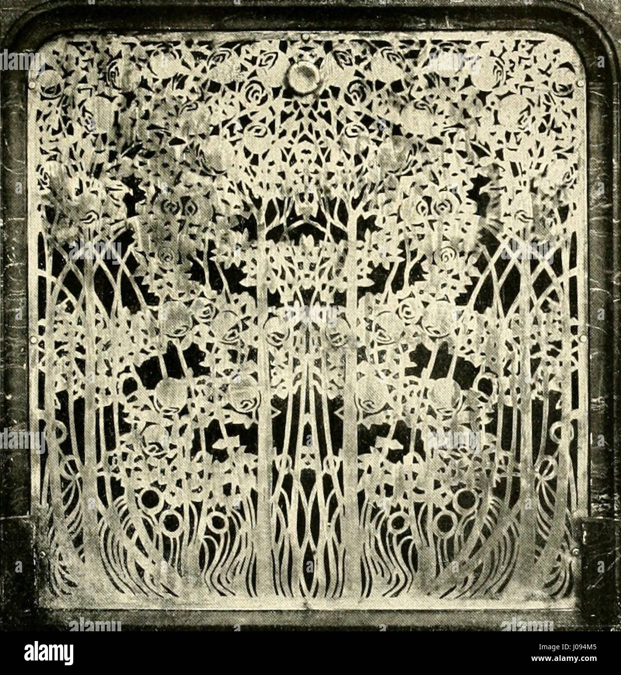 'Gitter Heizkörperverkleidung' de Heinrich Vogeler est un exemple de design du début du XXe siècle, combinant art et fonction dans un couvercle d'élément chauffant, démontrant l'accent mis par Vogeler sur l'esthétique et la praticité. Banque D'Images 'Gitter Heizkörperverkleidung' de Heinrich Vogeler est un exemple de design du début du XXe siècle, combinant art et fonction dans un couvercle d'élément chauffant, démontrant l'accent mis par Vogeler sur l'esthétique et la praticité. Banque D'Images