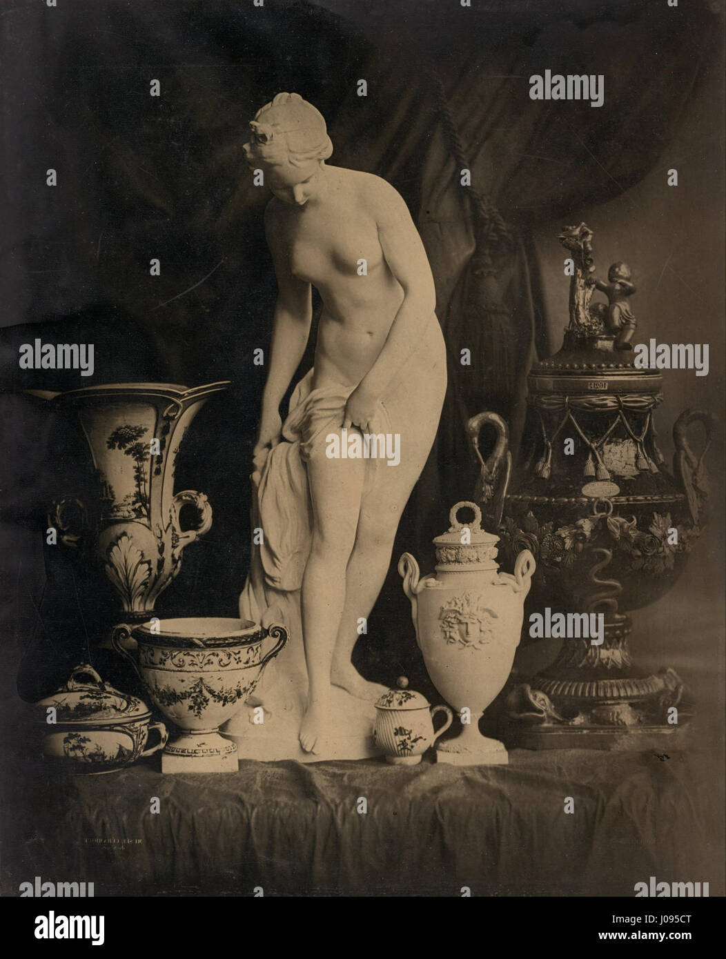 Louis-Rémy Robert (français - (Nature morte à la statuette et Vases) - Banque D'Images