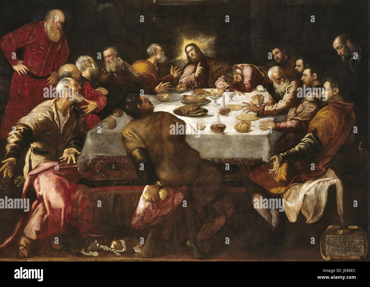 *La dernière Cène* de Tintoret représente le moment biblique du dernier repas de Jésus-Christ avec ses disciples. L’artiste capture l’intensité dramatique de la scène, en mettant l’accent sur la perspective et l’expression émotionnelle, typiques de son style maniériste. Banque D'Images