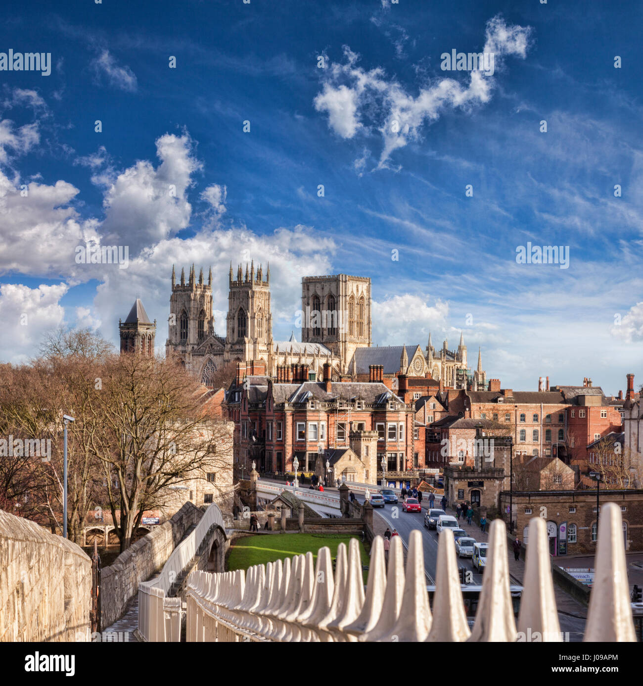 Un jour d'hiver ensoleillé dans la ville de York, North Yorkshire, Angleterre, une vue de la muraille de la ville de York Minster. Banque D'Images