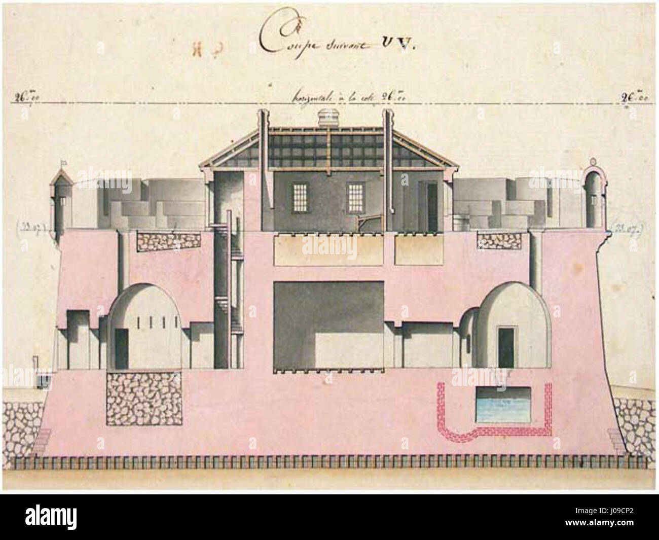 La vue en coupe transversale du fort Paté met en valeur la structure de la fortification, y compris les murs, les bastions et la conception défensive. Il représente l'architecture militaire typique des forteresses construites pour la défense aux XVIIIe et XIXe siècles. Banque D'Images