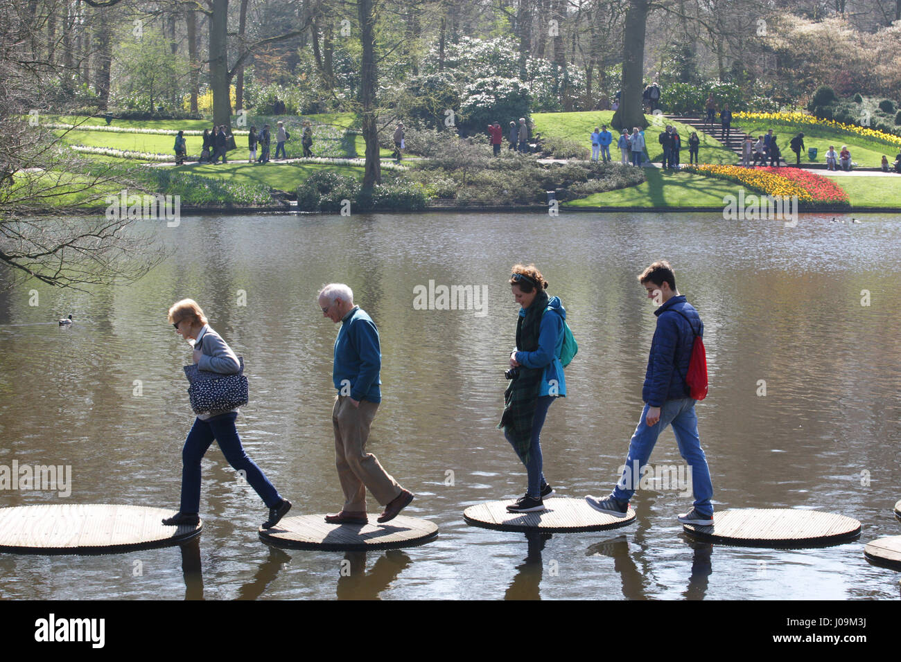 Vie quotidienne - Les personnes bénéficiant au parc de Keukenhof, le 4 avril 2017 à Lisse, aux Pays-Bas. Keukenhof connue comme le jardin de l'Europe, un parc de printemps avec appr Banque D'Images