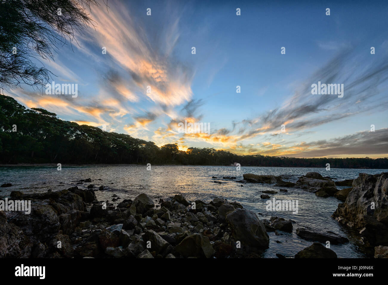 Les formations de nuages spectaculaires au coucher du soleil à Bendalong Beach, Shoalhaven, Côte Sud, New South Wales, NSW, Australie Banque D'Images