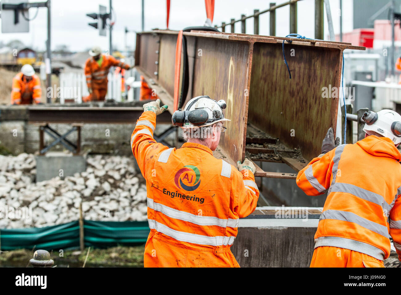 Les travailleurs de la construction ferroviaire l'installation d'un pont à poutres Banque D'Images