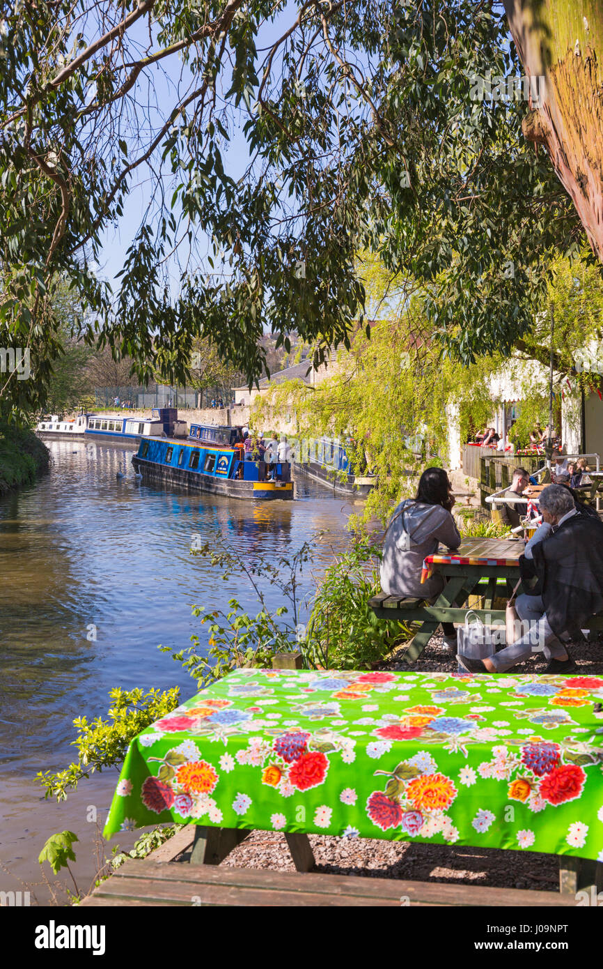 Lock Inn café avec vue sur les bateaux de passage étroit le long du canal de Kennet et Avon à Bradford on Avon, Wiltshire en avril lors d'une belle journée de printemps Banque D'Images