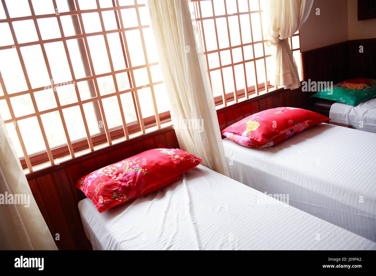 Lits pour le massage thaï avec des oreillers sur eux Banque D'Images