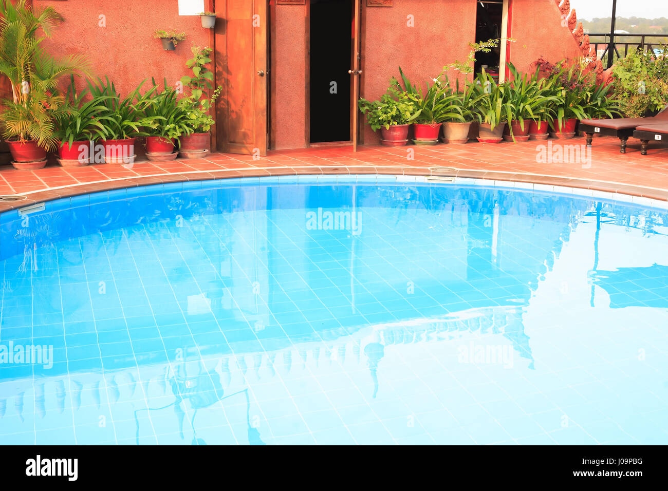 Libre de l'eau vide élégante piscine avec de l'eau bleue Banque D'Images