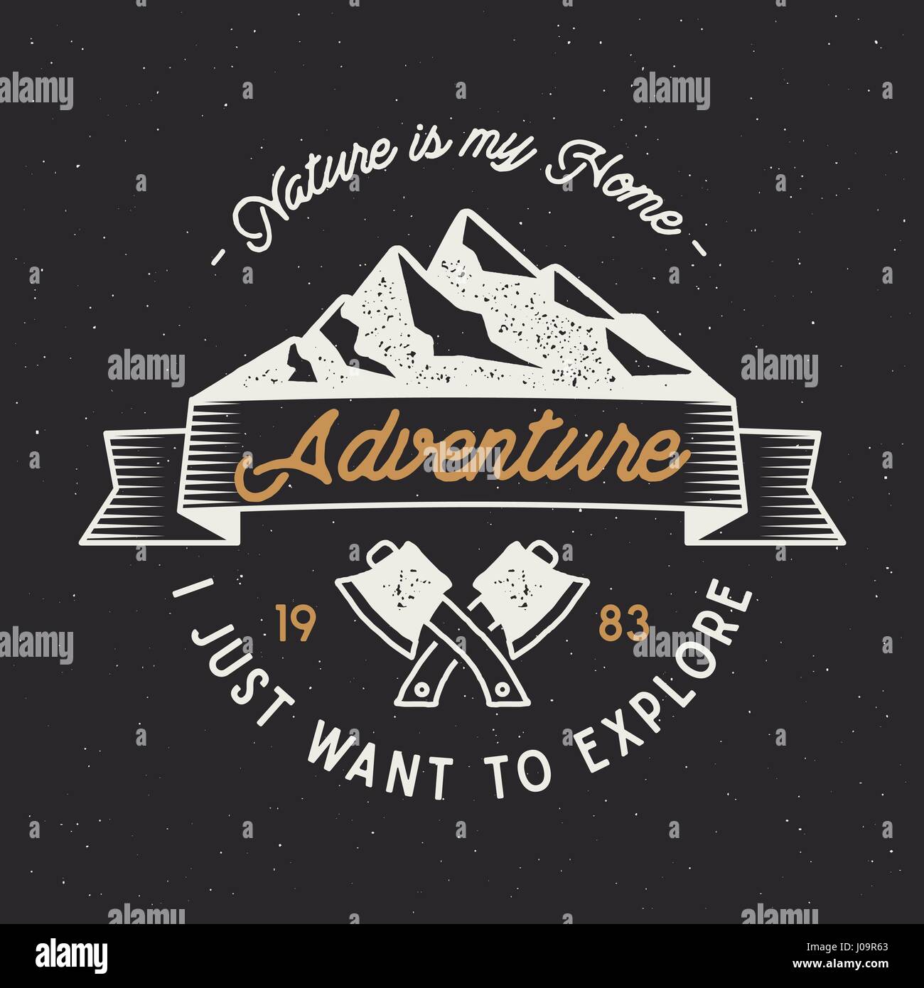 Aventure Vintage label. Emblème de l'expédition en montagne avec des haches croisées et typographie design 'nature est ma maison'. Wanderlust ancien style. L'activité en plein air pour l'insigne d'impression sur t-shirt. Vector isolated Illustration de Vecteur