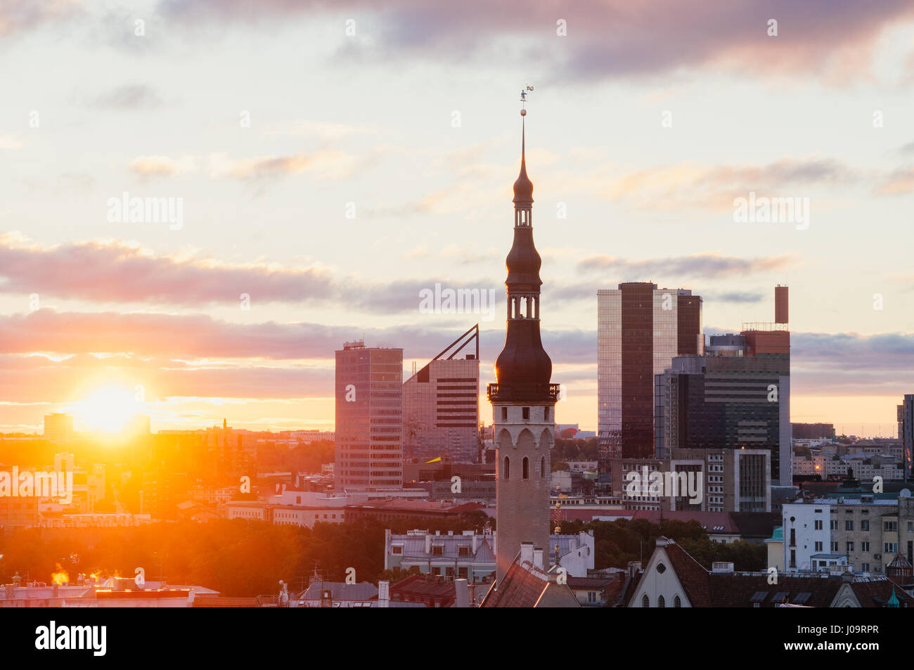 Magnifique lever de soleil sur l'hôtel de ville et des immeubles modernes, Tallinn, Estonie Banque D'Images